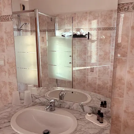 Πανσιόν La Maison Cm 3*